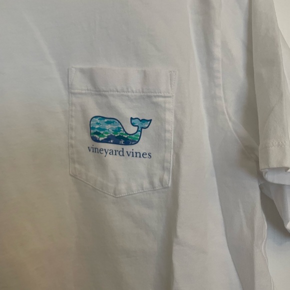 Vineyard Vines T-Shirt. White with a design on the back. Size Large - Picture 4 of 4